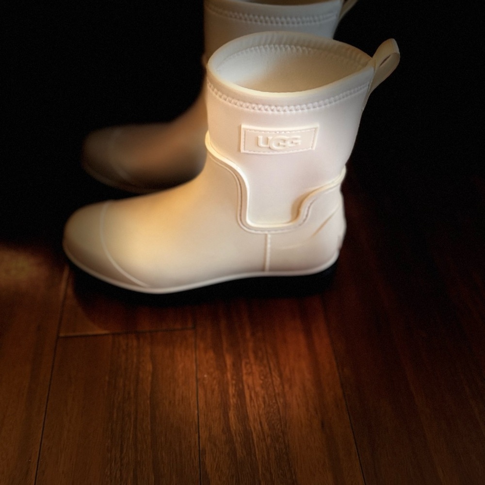 UGG women size 8 White Rain Boots never worn - Picture 3 of 7
